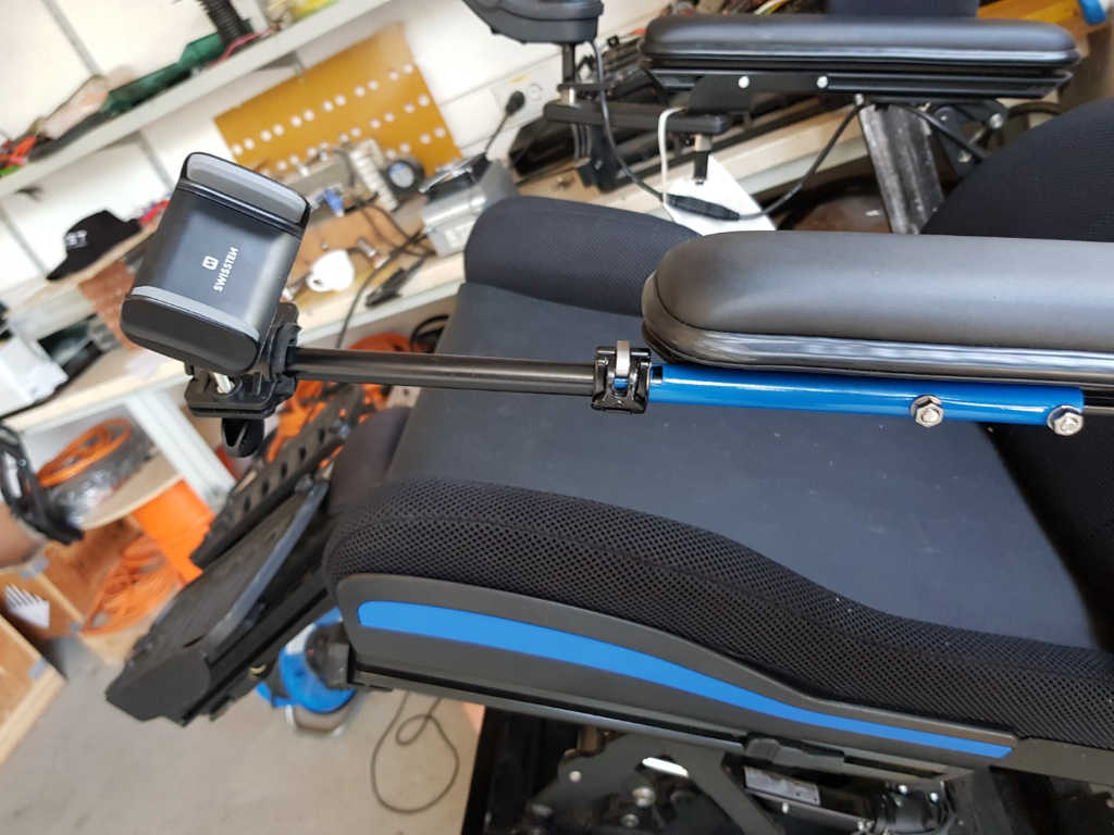 Vgrajeno držalo za mobilni telefon invalidskega vozička na projektu E-voziček