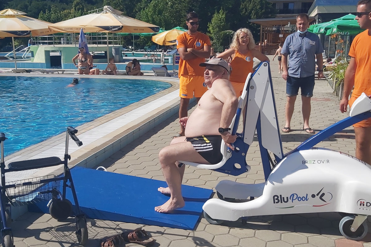 Uporabnik na dvigalu