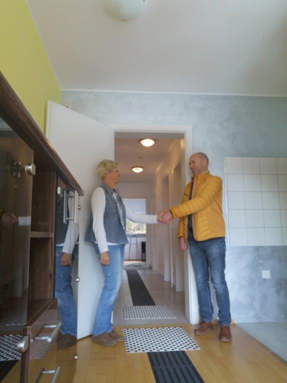 Predstavnica društva Slo-Canis in sodelavec Zavoda Brez ovir si podajata roki