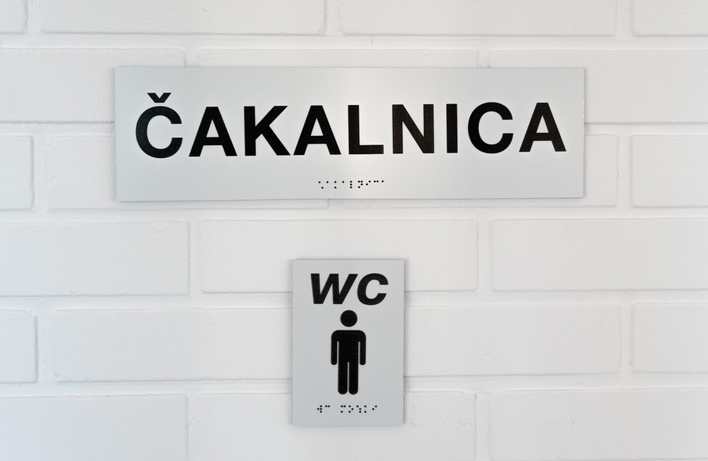 izdelava napisov v brajici